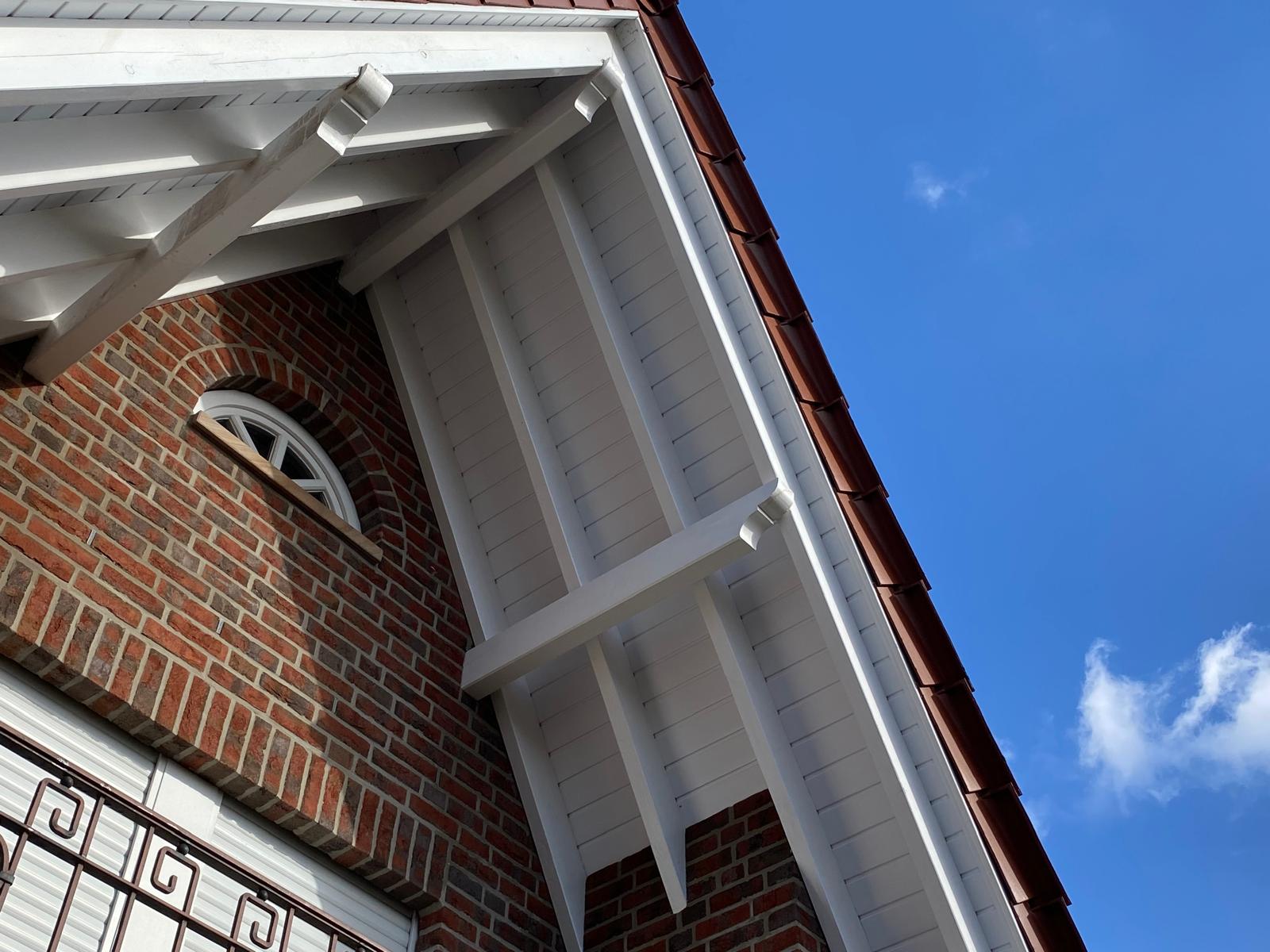 Reinigung der Gesimse und wei�en Dach&uuml;berst&auml;nde f&uuml;r ein brillantes Gesamtergebnis.